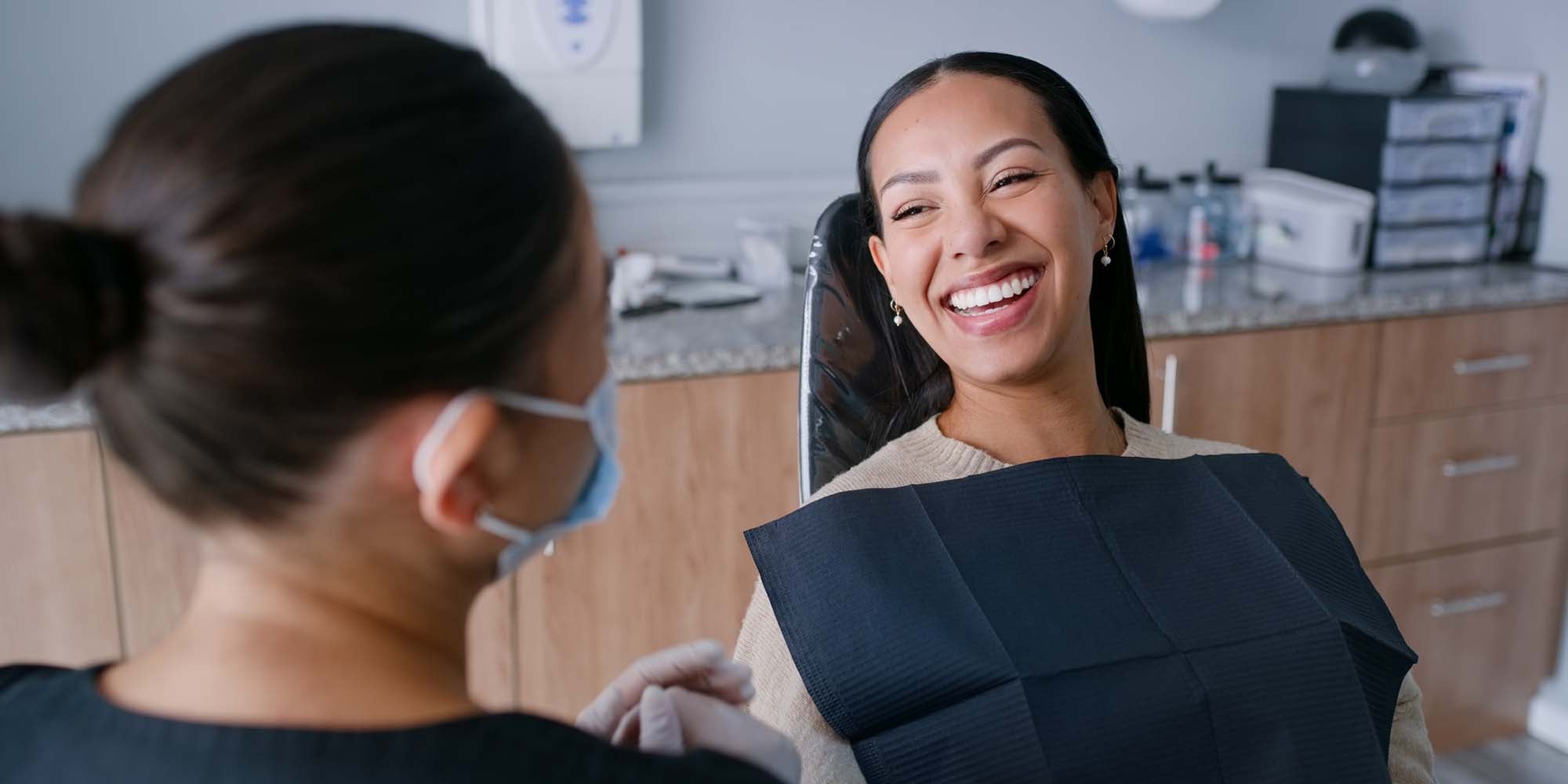 Dentist discussion options with patient